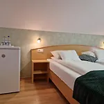 Гостевой дом Eva Panzio 4*